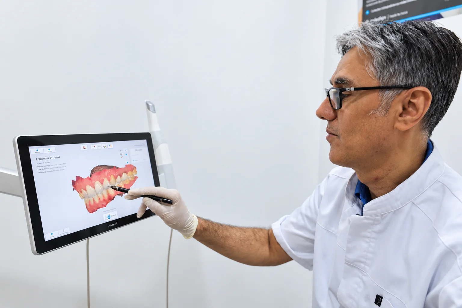 Le Dr Soheili étudie à l'écran le modèle 3D des dents d'un patient pour préparer le plan de traitement