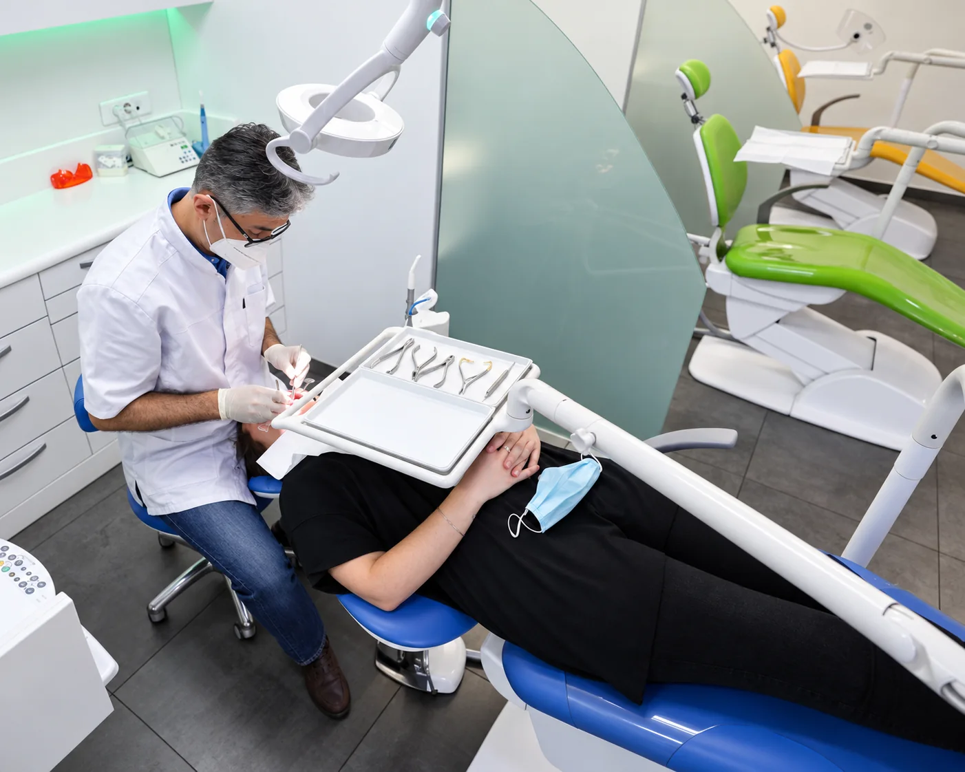 Le Dr Soheili réalise un soin d'orthodontie au fauteuil, dans la salle de soins du cabinet de Nanterre
