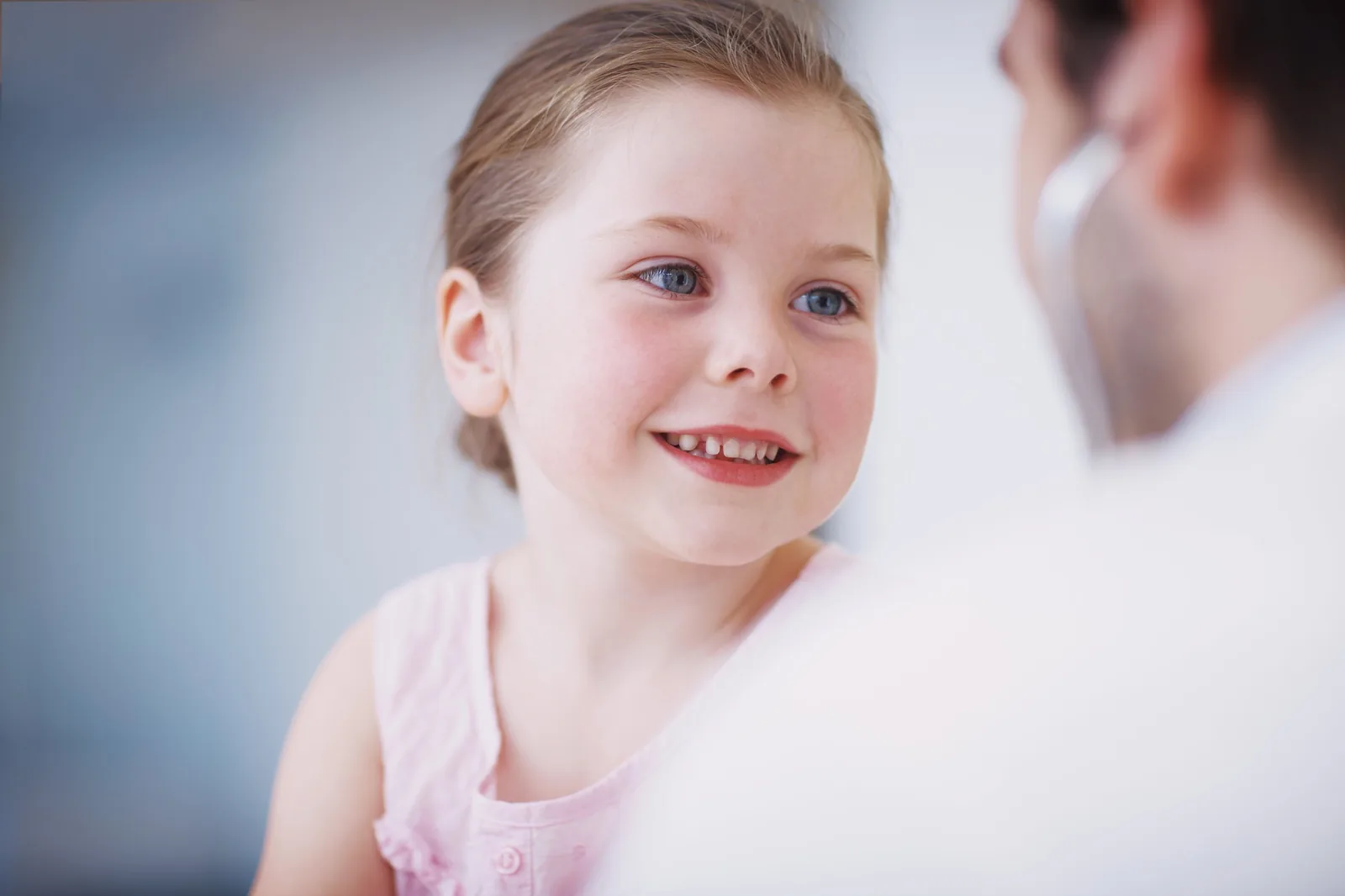 Enfant souriant en consultation avec son praticien, orthodontie de l'enfant à Nanterre