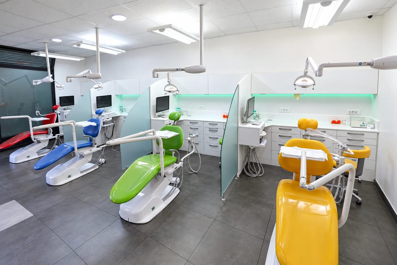 Fauteuils de soins colorés du cabinet d'orthodontie du Dr Soheili à Nanterre