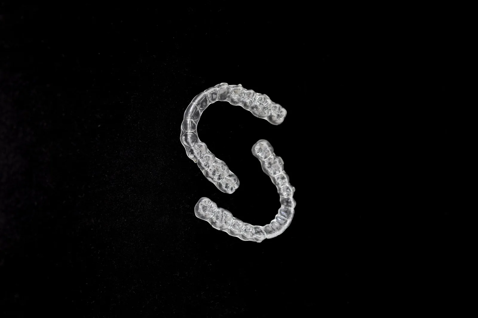 Gouttières transparentes du haut et du bas, utilisées comme contention après un traitement d'orthodontie