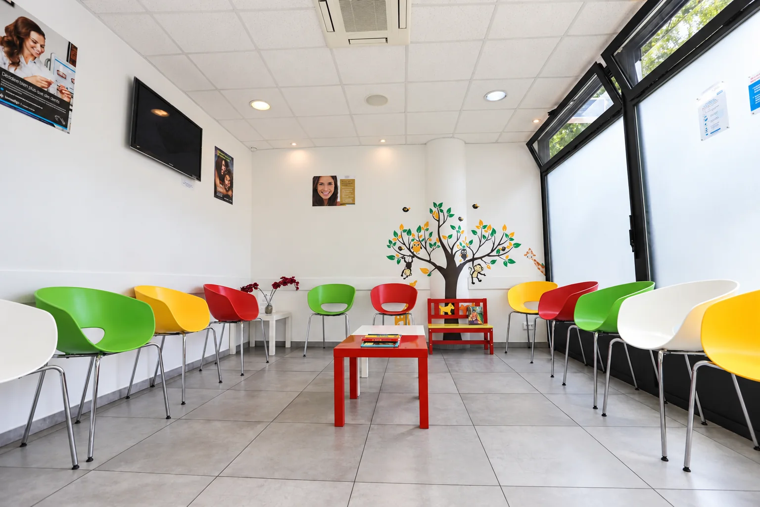 Salle d'attente colorée du cabinet d'orthodontie du Dr Soheili à Nanterre
