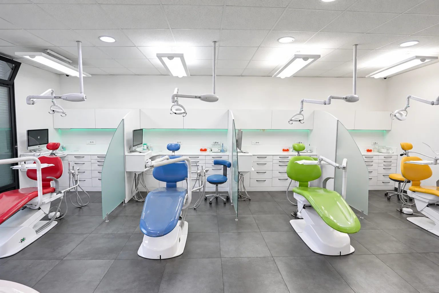 Salle de soins du cabinet d'orthodontie du Dr Soheili à Nanterre, vue d'ensemble