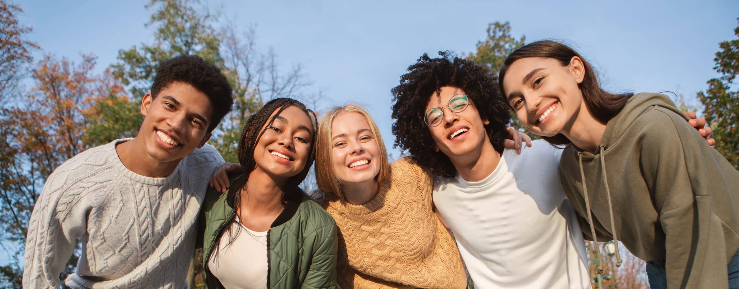 Orthodontie de l'adolescent à Nanterre : adolescents souriants pendant leur traitement orthodontique