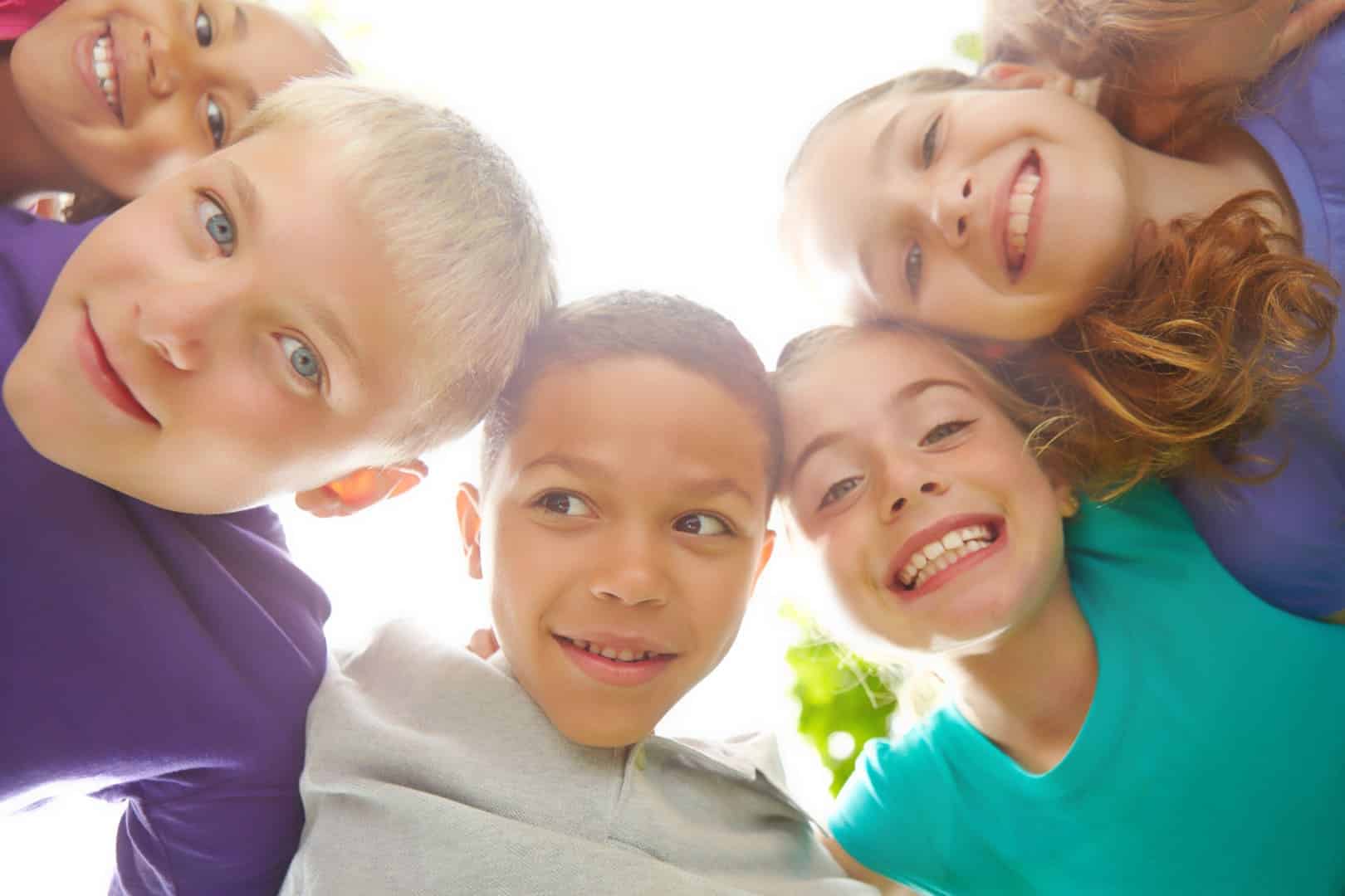 Enfants souriants, orthodontie de l'enfant au cabinet du Dr Soheili à Nanterre